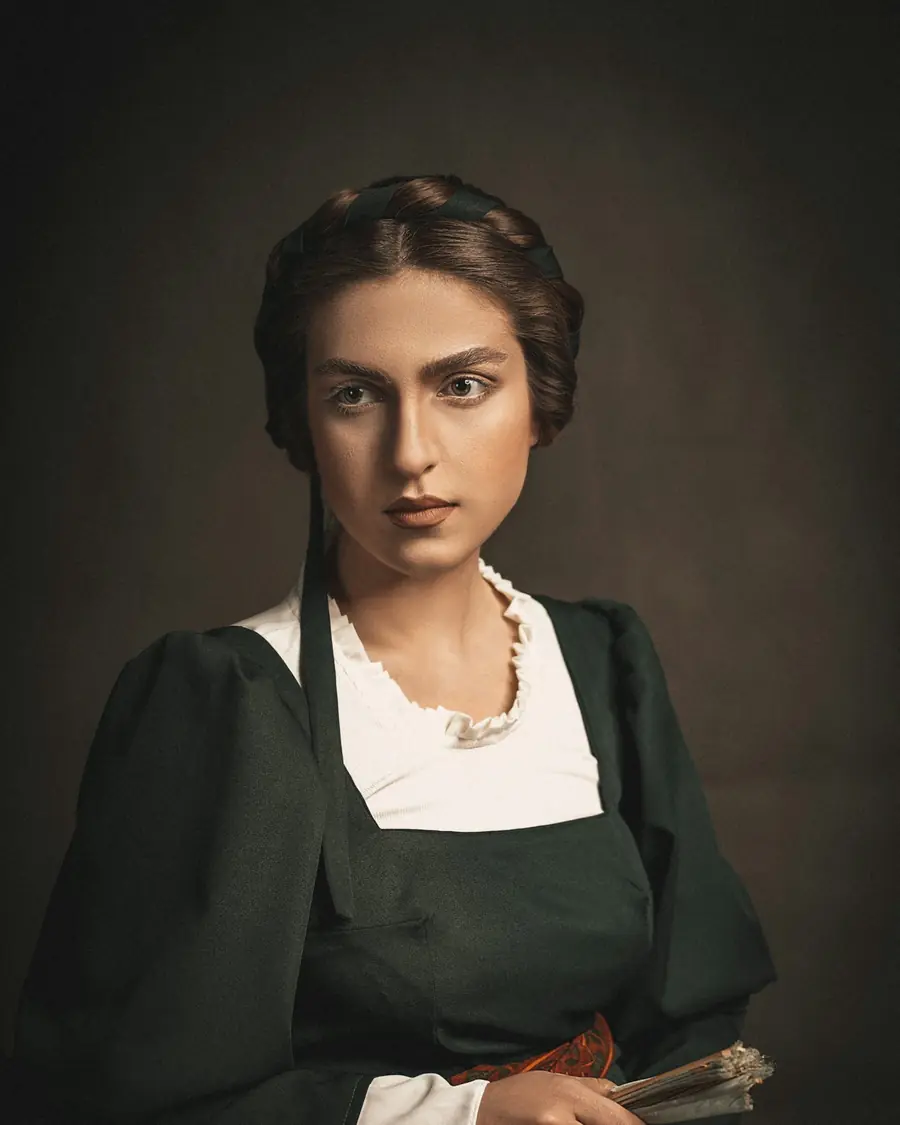 Актриса в историческом костюме 1910-х: тёмно-зелёный сарафан поверх белой блузы
