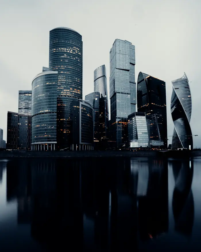 Небоскрёбы Москва-Сити над водой в пасмурную погоду